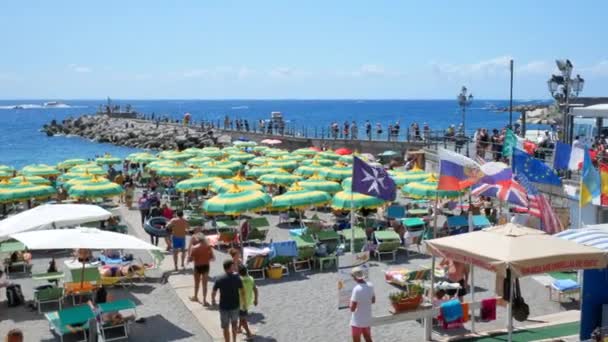 Strand in Amalfi op zonnige zomerdag - Pan — Stockvideo