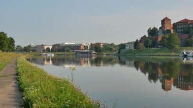 Vistula Nehri 'nin panoramik manzarası ve Krakow' daki Wawel Kalesi