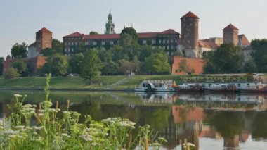 Wawel Kalesi 'ndeki Vistula Nehri' nin manzarası