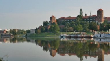 Arka planda Vistula nehri ve Wawel Kalesi var.