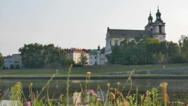 Kirche an der Weichsel und Grün im Vordergrund — Stockvideo