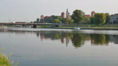 Yazın Polonya 'nın Krakow kentindeki Vistula Nehri üzerindeki köprü.