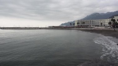 Salerno, İtalya 'da kış plajlarında dalgalar ve uçan martılar.