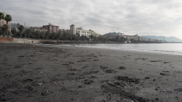 Sea front with gray sand and calm waves in Salerno in Italy — Stock Video