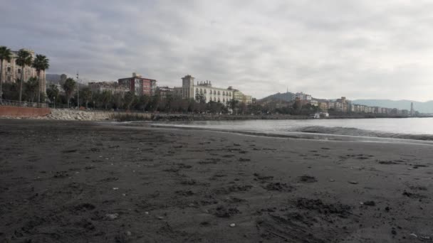Palmer och stadsutsikt från havet stranden i Salerno i Italien — Stockvideo
