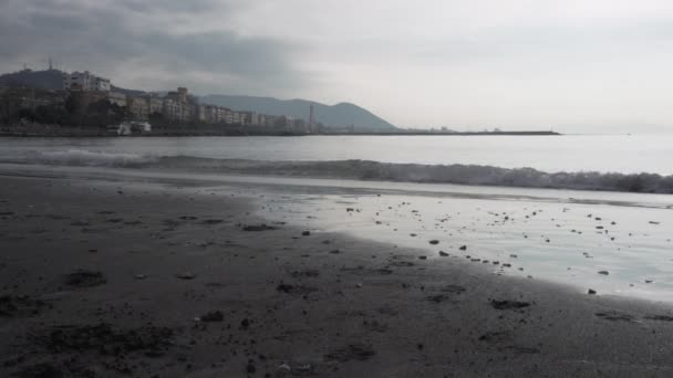 Vagues sur la côte grise de la mer à Salerne en Italie — Video