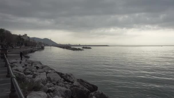 Morgens winterliche Strandpromenade in Salerno in Italien - Weitschuss — Stockvideo