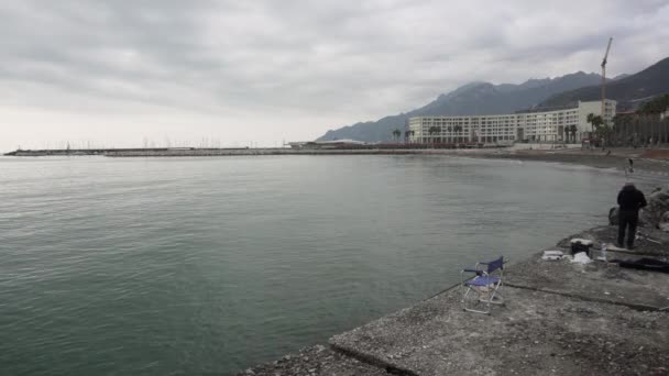 Pescatore sul lungomare invernale di Salerno — Video Stock