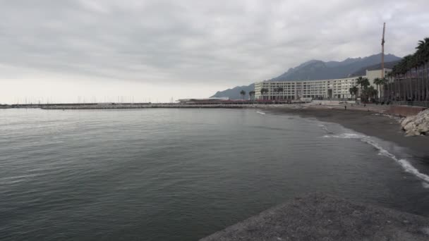 Frente al mar y colinas en el horizonte en Salerno en Italia — Vídeo de stock