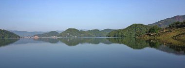 Begnas Gölü, Nepal yansıtma ormanlar/EC tepeler. Pokhara yakınındaki güzel bahar günü.