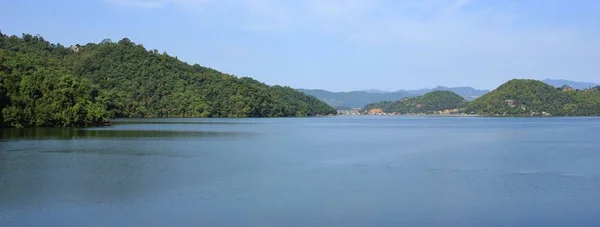 Grønne Bakker Dækket Skov Shore Begnas Nepal - Stock-foto