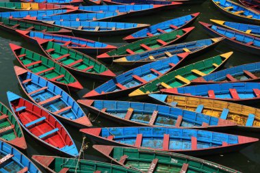 Fewa Gölü, Pokhara kürekli tekneler çok renkli.