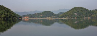 Lake Begnas, Nepal'de yansıtan yeşil orman kapsadığı hills.