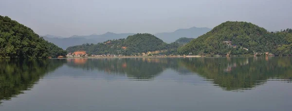 Lake Begnas Nepal Yansıtan Yeşil Orman Kapsadığı Hills — Stok fotoğraf