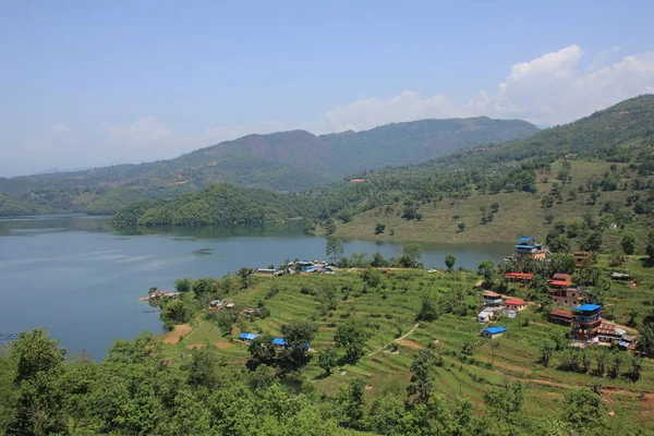 Bahar sahne Pokhara yakınındaki. Begnas Gölü.