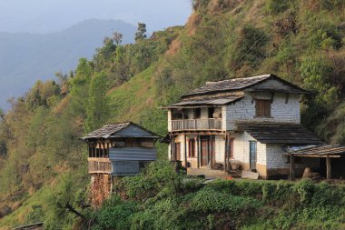 Taş çatı ile geleneksel Gurung evi. Tipik mimari bir