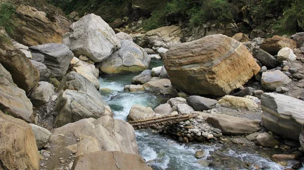 Kimrong Khola Üzerinde Doğaçlama Ahşap Köprü Ghandruk Yakınlarındaki Nehir Nepal — Stok fotoğraf