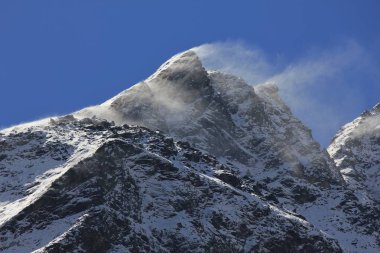 Langtang Milli Parkı, Nepal sahnede. Rüzgarlı bir gün.