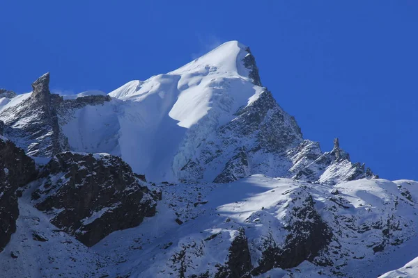 Montagna Ricoperta Nuova Neve Scena Primaverile Nella Valle Del Langtang — Foto Stock