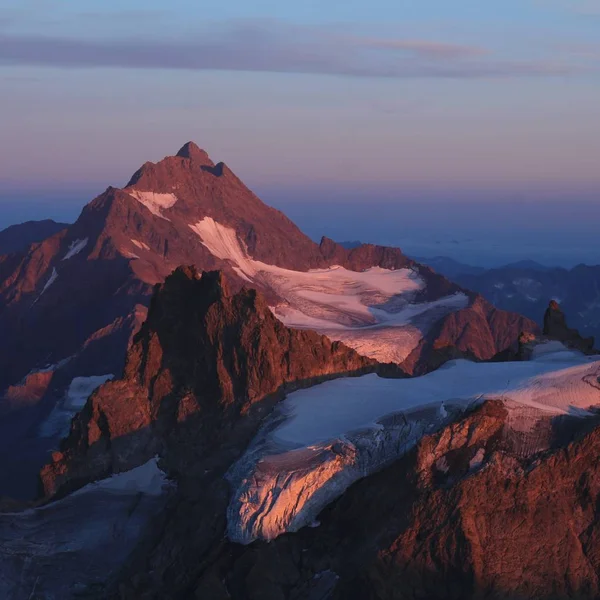 Alta Montanha Luz Noite Roxa — Fotografia de Stock