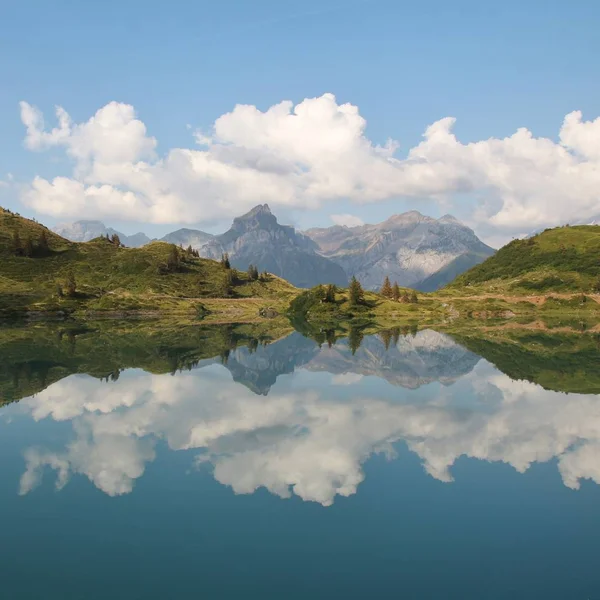 Monte Engekhorn Refletindo Lago Trubsee Alpes Suíços — Fotografia de Stock