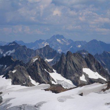 İsviçre Alpleri'nde dağların. Mount Titlis, popüler görünümünden hedef İsviçre seyahat. Mount Oberalpstock.