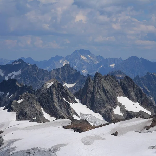 在瑞士阿尔卑斯山崎岖的山脉 从铁力士山最受欢迎的旅游目的地在瑞士 Oberalpstock — 图库照片