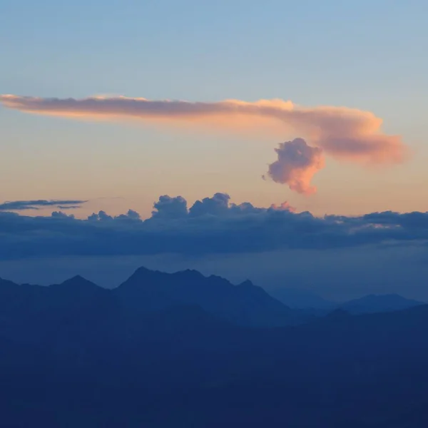 在瑞士阿尔卑斯山多彩傍晚的天空 — 图库照片