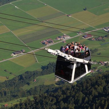 Roofless bir üst güverte ile dünyanın ilk teleferik. Stanserhorn teleferik, İsviçre.