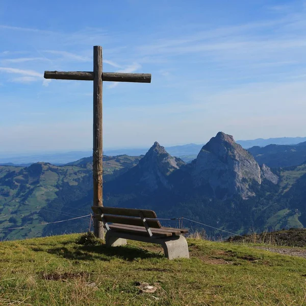 Croce Sommitale Panchina Sul Monte Fronalpstock — Foto Stock