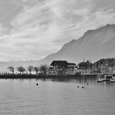 Sahne Brienz, göl Brienz ve dağlar.