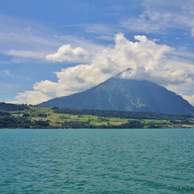 Turkuaz lake Thun ve Mount Niesen.