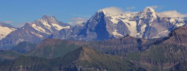 Schreckhorn, Eiger ve hediyeleri. Bernese Oberland yüksek dağlarda.