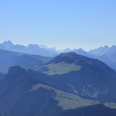 Wiriehore ve diğer dağlar Bernese Oberland'deki / daki. Mount Niesen çarpıcı manzara. İsviçre.