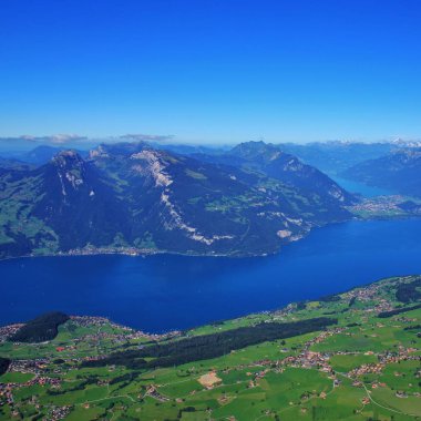 Azure mavi Lake Thun. Sigriswiler Rothorn, Niederhorn ve Augstmatthorn. Bernese Oberland, İsviçre dağlarında. Interlaken uzak görünümü.