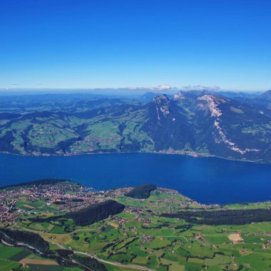 Azure mavi Lake Thun. Sigriswiler Rothorn ve Niederhorn, dağlar Bernese Oberland, İsviçre için. Köy Spiez.