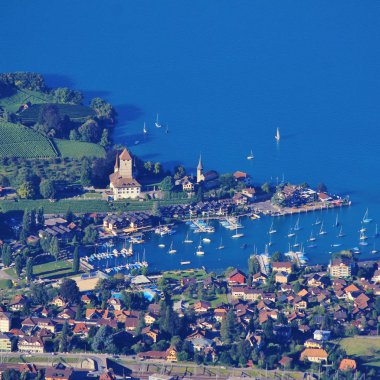 Köy Spiez ve Lake Thun Mount Niesen, İsviçre görüldü.