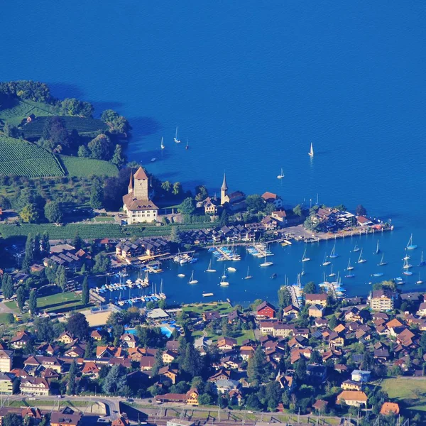 村シュピーツとトゥーン湖マウント Niesen スイス連邦共和国から見た — ストック写真