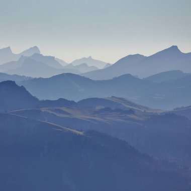 Tepeler ve dağ sıralarının Bernese Oberland'deki / daki. Görünümden Mount Niesen, İsviçre.