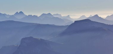 Bernese Oberland'deki / daki dağ. Görünümden Mount Niesen, İsviçre.