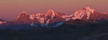 Dağlar Eiger, monchi ve Jungfrau gün batımında. Mount Niesen görünümden. İsviçre.