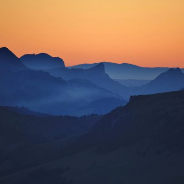 Mount Wiriehore ve diğer dağ Bernese Oberland'deki / daki özetliyor. Mount Niesen görülen günbatımı.