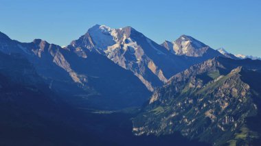 Bernese Oberland'deki / sabah sahne. Mount Balmhorn Mount Niesen, İsviçre görüldü.