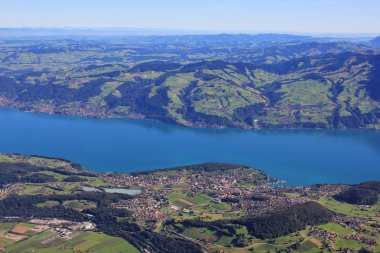Köy Spiez ve Lake Thun Mount Niesen gördün. Bernese Oberland'deki / daki manzara.