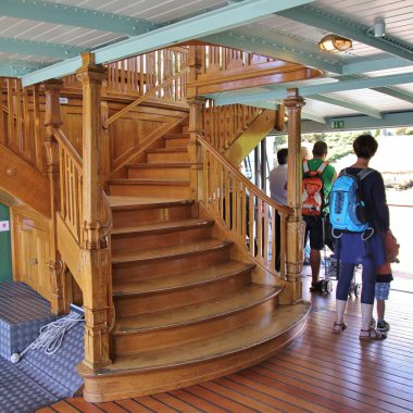 Bluemlisalp yandan çarklı vapur ahşap merdiven. Bu nostaljik belle epoque vapur 1906 yılında inşa edilmiş ve bu hala düzenli Lake Thun kullanılıyor. İsviçre.