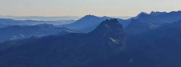 日出时登上 Sigriswiler Rothorn 视图从芒 Niesen Bernese Oberland — 图库照片