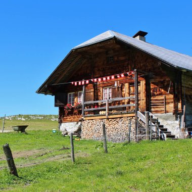 Simmental Vadisi'nde eski bir evin cephe.