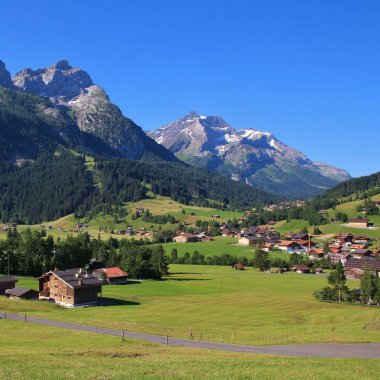 Köy Gsteig bei Gstaad ve Mount Oldenhorn, Saanenland Vadisi, İsviçre.