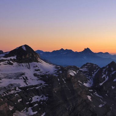 Mount Tete Ronde ve ezik Du Midi üzerinde renkli gökyüzü. Buzul 3000 görüntüleyin. Diablerets Buzulu. İsviçre.