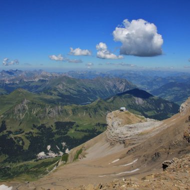 Bir yaz gününde Saanenland Vadisi. Bernese Oberland. Buzul 3000, İsviçre görüntülemek.